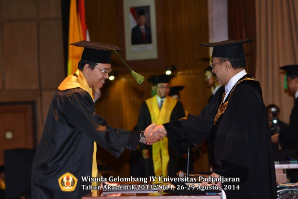 Wisuda Unpad Gel IV TA 2013_2014 Fakultas Kedokteran oleh Rektor 018