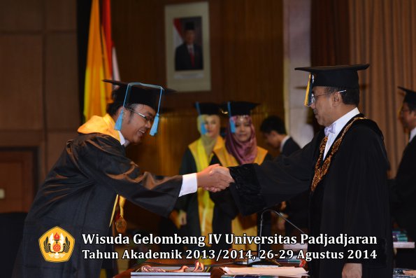 Wisuda Unpad Gel IV TA 2013_2014 Fakultas Ilmu Budaya oleh Rektor 002