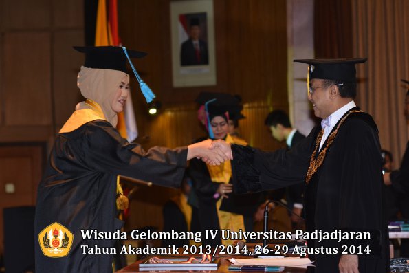Wisuda Unpad Gel IV TA 2013_2014 Fakultas Ilmu Budaya oleh Rektor 004