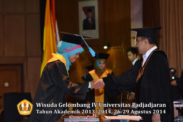 Wisuda Unpad Gel IV TA 2013_2014 Fakultas Ilmu Budaya oleh Rektor 011