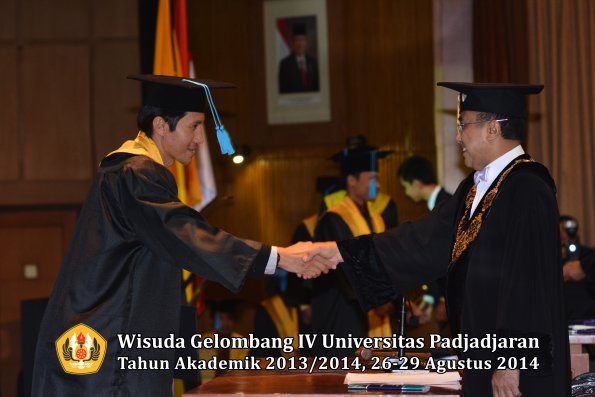 Wisuda Unpad Gel IV TA 2013_2014 Fakultas Ilmu Budaya oleh Rektor 019