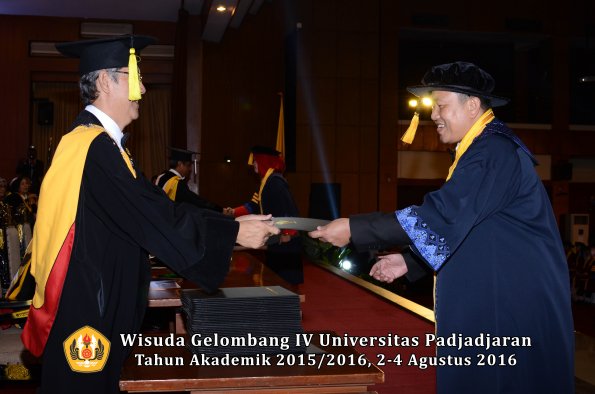 Wisuda Unpad Gel IV TA 2015_2016 Fakultas Ekonomi Dan Bisnis oleh  Dekan -012