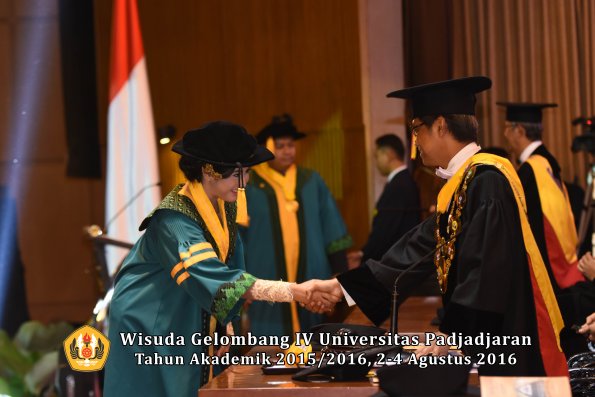Wisuda Unpad Gel. IV TA 2015_2016 Fakultas Ekonomi  Dan Bisnis Oleh Rektor -029