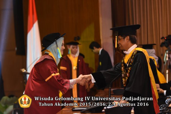 Wisuda Unpad Gel IV TA 2015_2016 Fakultas Farmasi Oleh Rektor-004
