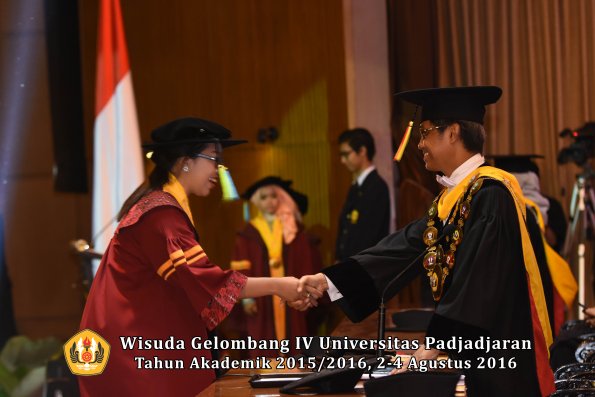 Wisuda Unpad Gel IV TA 2015_2016 Fakultas Farmasi Oleh Rektor-006