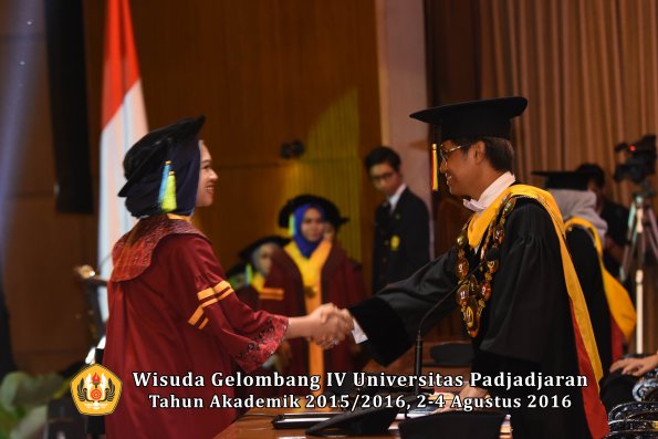 Wisuda Unpad Gel IV TA 2015_2016 Fakultas Farmasi Oleh Rektor-012