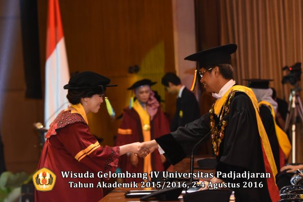Wisuda Unpad Gel IV TA 2015_2016 Fakultas Farmasi Oleh Rektor-014