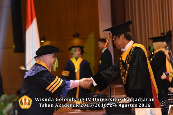 Wisuda Unpad Gel. IV TA 2015_2016 Fakultas Kedokteran Oleh Rektor -003