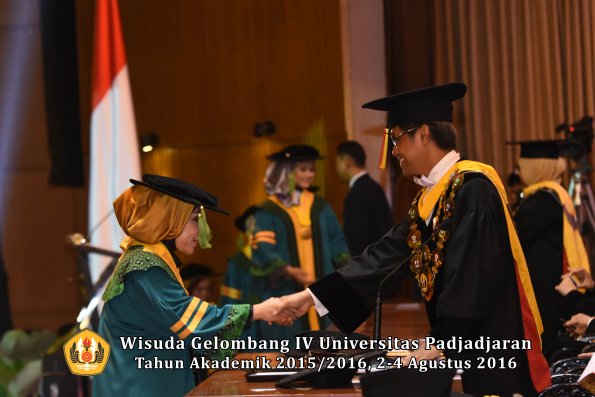 Wisuda Unpad Gel. IV TA 2015_2016 Fakultas Kedokteran Oleh Rektor -009