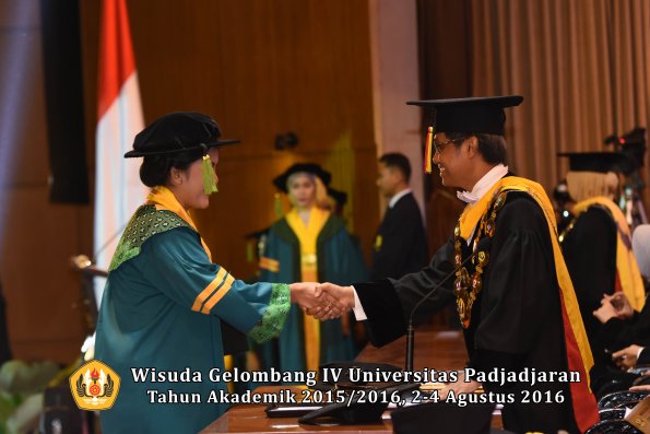 Wisuda Unpad Gel. IV TA 2015_2016 Fakultas Kedokteran Oleh Rektor -011