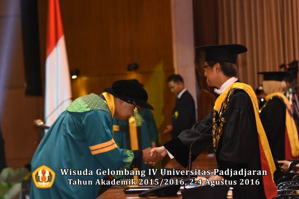 Wisuda Unpad Gel. IV TA 2015_2016 Fakultas Kedokteran Oleh Rektor -018