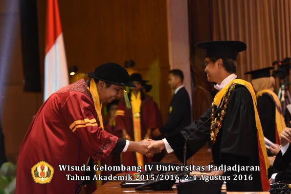 Wisuda Unpad Gel. IV TA 2015_2016 Fakultas Kedokteran Oleh Rektor -087