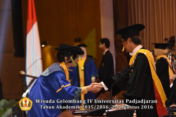 Wisuda Unpad Gel. IV TA 2015_2016 Fakultas Kedokteran Oleh Rektor -142