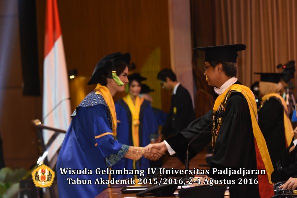 Wisuda Unpad Gel. IV TA 2015_2016 Fakultas Kedokteran Oleh Rektor -152