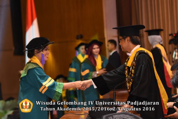 Wisuda Unpad Gel IV TA 2015_2016 Fakultas Psikologi Oleh Rektor -012