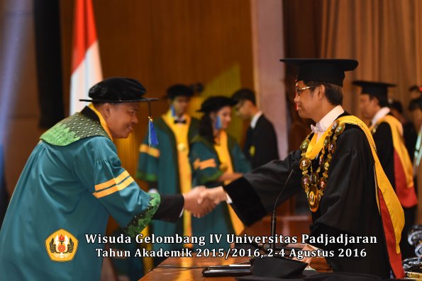 Wisuda Unpad Gel IV TA 2015_2016 Fakultas Ilmu Keperawatan Oleh Rektor     -002