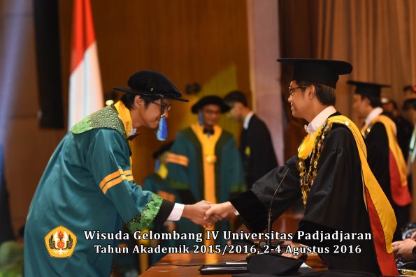 Wisuda Unpad Gel IV TA 2015_2016 Fakultas Ilmu Keperawatan Oleh Rektor     -004