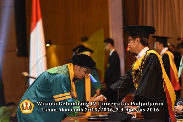 Wisuda Unpad Gel IV TA 2015_2016 Fakultas Ilmu Keperawatan Oleh Rektor     -005