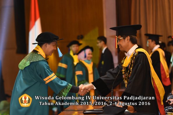 Wisuda Unpad Gel IV TA 2015_2016 Fakultas Ilmu Keperawatan Oleh Rektor     -007