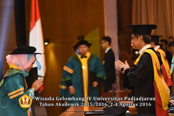 Wisuda Unpad Gel IV TA 2015_2016 Fakultas Ilmu Keperawatan Oleh Rektor     -008