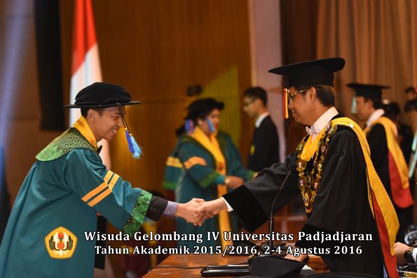 Wisuda Unpad Gel IV TA 2015_2016 Fakultas Ilmu Keperawatan Oleh Rektor     -012