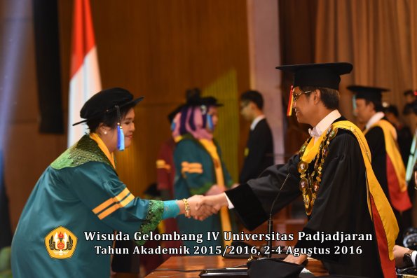 Wisuda Unpad Gel IV TA 2015_2016 Fakultas Ilmu Keperawatan Oleh Rektor     -013