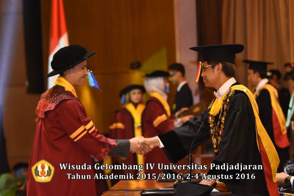 Wisuda Unpad Gel IV TA 2015_2016 Fakultas Ilmu Keperawatan Oleh Rektor     -015