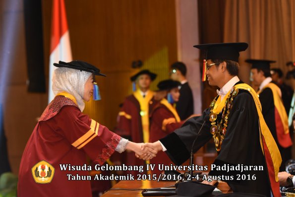 Wisuda Unpad Gel IV TA 2015_2016 Fakultas Ilmu Keperawatan Oleh Rektor     -016