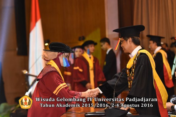 Wisuda Unpad Gel IV TA 2015_2016 Fakultas Ilmu Keperawatan Oleh Rektor     -017