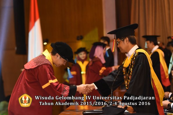 Wisuda Unpad Gel IV TA 2015_2016 Fakultas Ilmu Keperawatan Oleh Rektor     -018