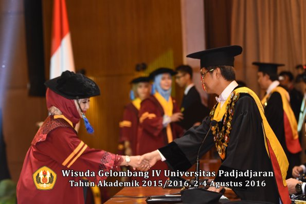 Wisuda Unpad Gel IV TA 2015_2016 Fakultas Ilmu Keperawatan Oleh Rektor     -020
