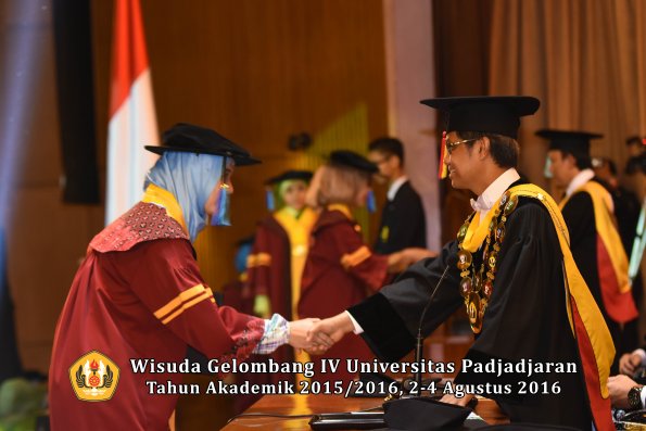 Wisuda Unpad Gel IV TA 2015_2016 Fakultas Ilmu Keperawatan Oleh Rektor     -021