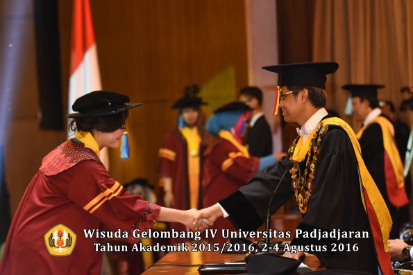 Wisuda Unpad Gel IV TA 2015_2016 Fakultas Ilmu Keperawatan Oleh Rektor     -024