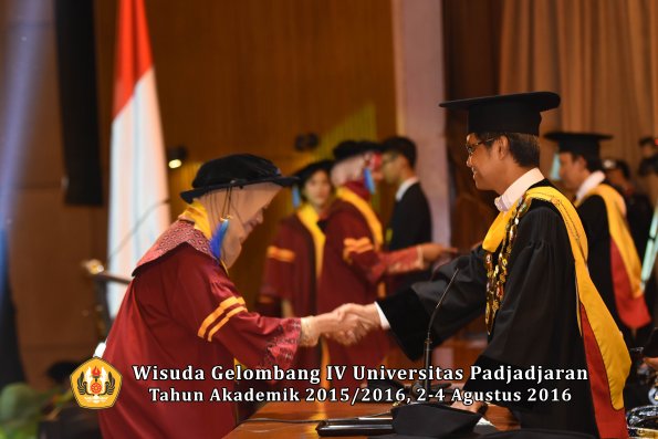 Wisuda Unpad Gel IV TA 2015_2016 Fakultas Ilmu Keperawatan Oleh Rektor     -028