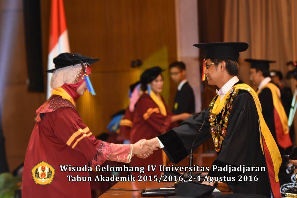 Wisuda Unpad Gel IV TA 2015_2016 Fakultas Ilmu Keperawatan Oleh Rektor     -029