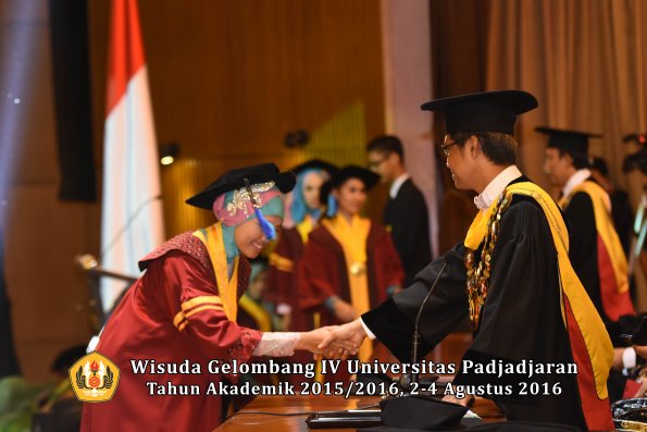 Wisuda Unpad Gel IV TA 2015_2016 Fakultas Ilmu Keperawatan Oleh Rektor     -036
