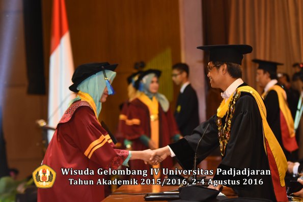 Wisuda Unpad Gel IV TA 2015_2016 Fakultas Ilmu Keperawatan Oleh Rektor     -039