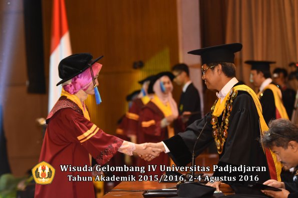 Wisuda Unpad Gel IV TA 2015_2016 Fakultas Ilmu Keperawatan Oleh Rektor     -046