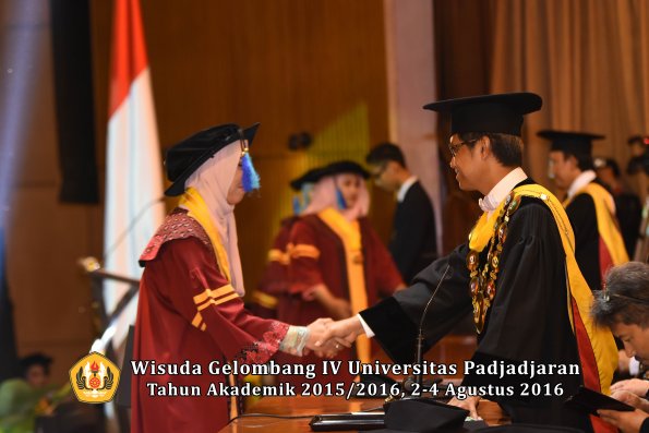 Wisuda Unpad Gel IV TA 2015_2016 Fakultas Ilmu Keperawatan Oleh Rektor     -047