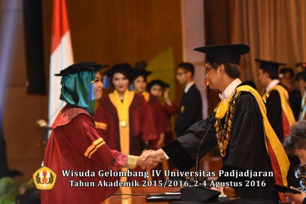 Wisuda Unpad Gel IV TA 2015_2016 Fakultas Ilmu Keperawatan Oleh Rektor     -052