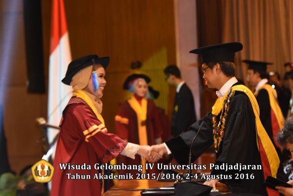 Wisuda Unpad Gel IV TA 2015_2016 Fakultas Ilmu Keperawatan Oleh Rektor     -059