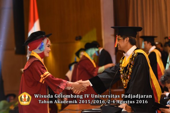 Wisuda Unpad Gel IV TA 2015_2016 Fakultas Ilmu Keperawatan Oleh Rektor     -060