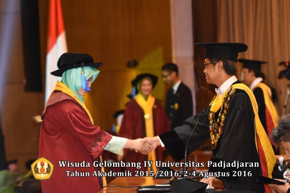 Wisuda Unpad Gel IV TA 2015_2016 Fakultas Ilmu Keperawatan Oleh Rektor     -061