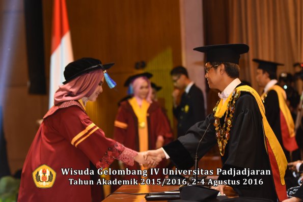 Wisuda Unpad Gel IV TA 2015_2016 Fakultas Ilmu Keperawatan Oleh Rektor     -065