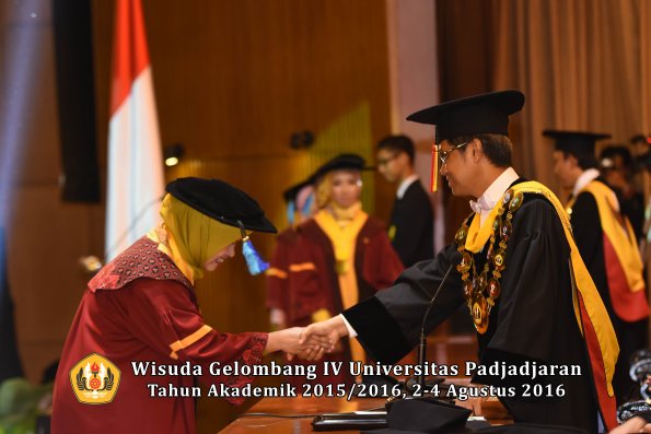 Wisuda Unpad Gel IV TA 2015_2016 Fakultas Ilmu Keperawatan Oleh Rektor     -071