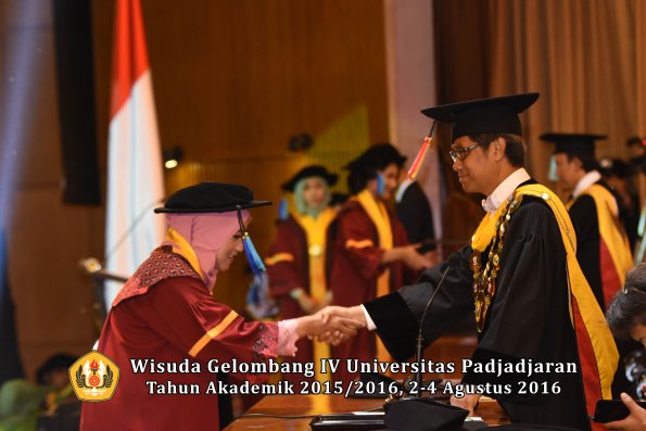 Wisuda Unpad Gel IV TA 2015_2016 Fakultas Ilmu Keperawatan Oleh Rektor     -073