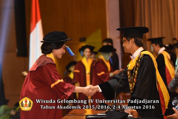 Wisuda Unpad Gel IV TA 2015_2016 Fakultas Ilmu Keperawatan Oleh Rektor     -074