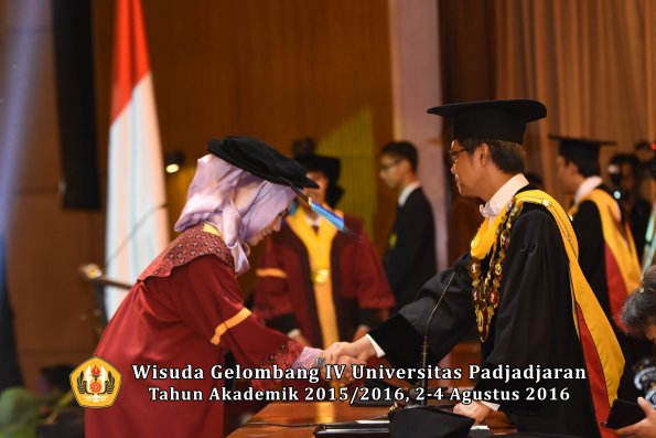 Wisuda Unpad Gel IV TA 2015_2016 Fakultas Ilmu Keperawatan Oleh Rektor     -077