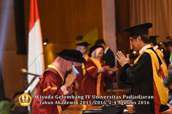 Wisuda Unpad Gel IV TA 2015_2016 Fakultas Ilmu Keperawatan Oleh Rektor     -080