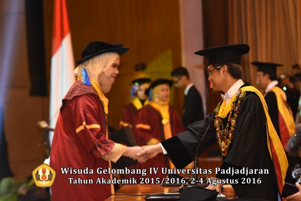 Wisuda Unpad Gel IV TA 2015_2016 Fakultas Ilmu Keperawatan Oleh Rektor     -085
